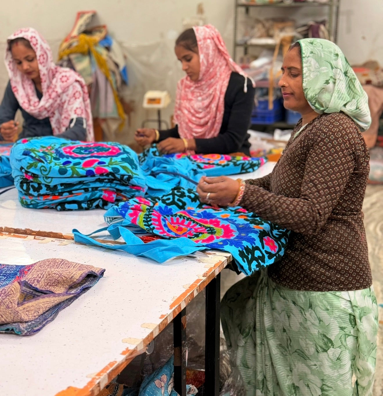 Les mains qui font les sacs. Rencontre avec les artisans, à 40 minutes de Jaipur